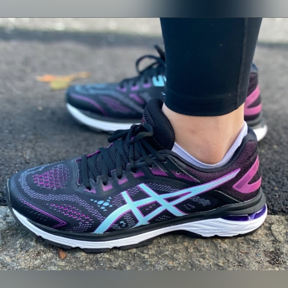 Womens's ASICS GT 2000 7 Black and Magenta Running Shoes.